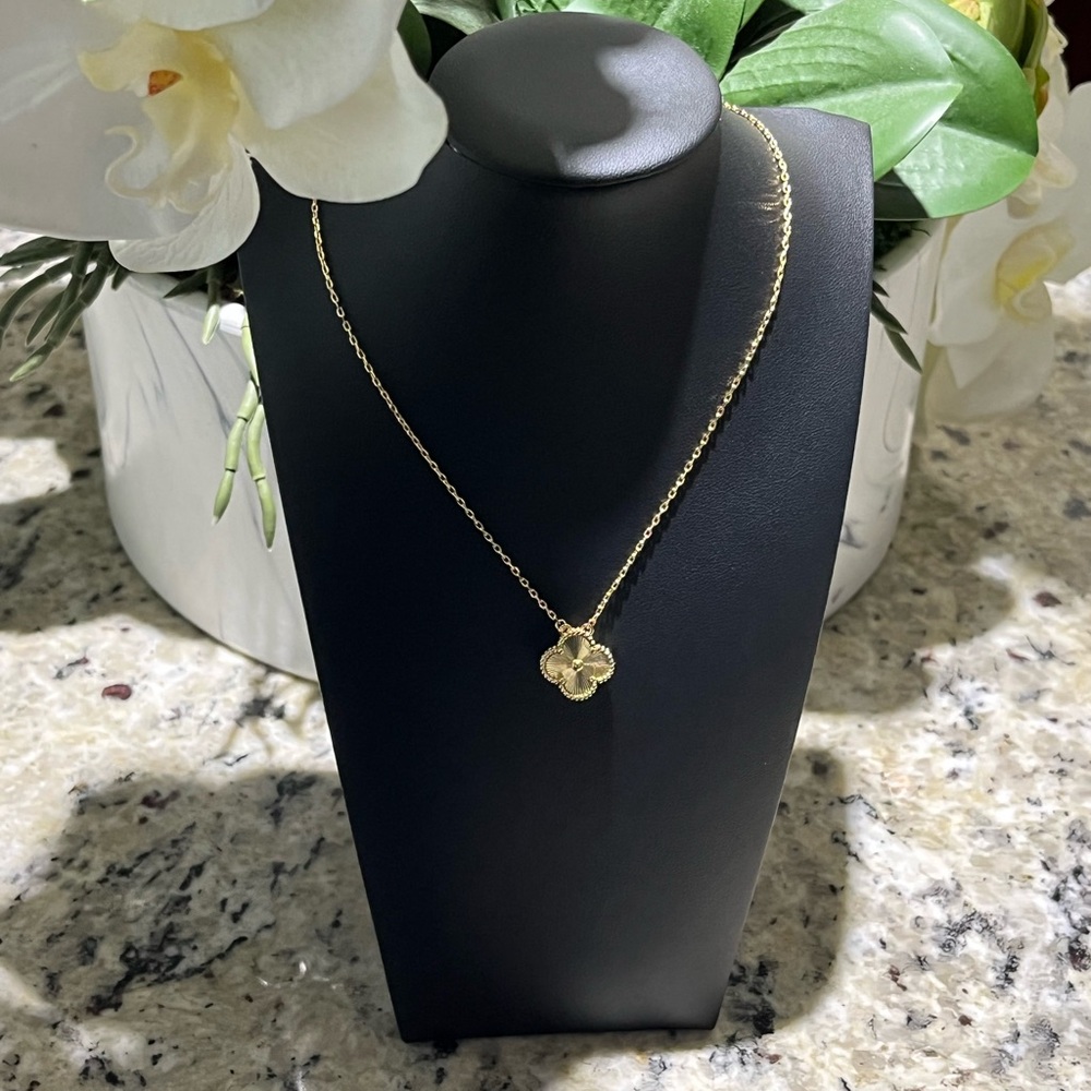 Elegant Gold Clover Pendant Necklace Jewelry FREE SHIPPING
